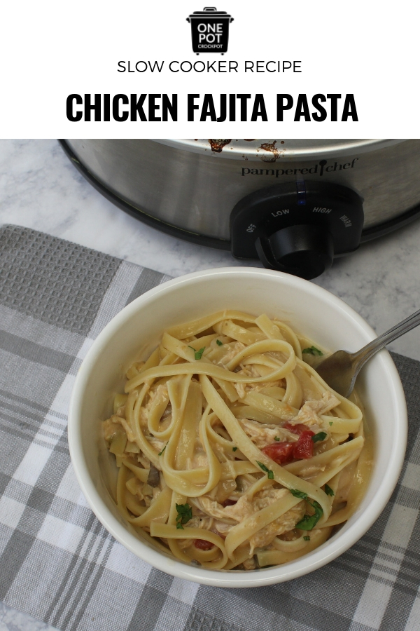 This slow cooker chicken fajita pasta is delicious, simple and quick! #slowcookingclub #chicken #fajita #dinner